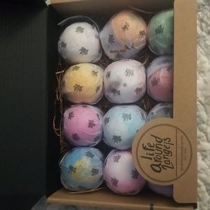 NIB set of 12 bath bombs